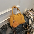 Bolso bowling de cuero amarillo jengibre con colgante de oso de peluche marrón - Con Colgante / Marrón Amarillento