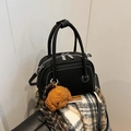 Bolso bowling de cuero litchi negro con costuras blancas y colgante teddy - Con Colgante / Negro