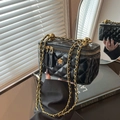 Mini sac à chaîne en cuir matelassé noir orné d'un camélia en métal doré - Noir