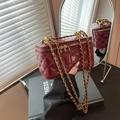Sac boîte bordeaux matelassé avec bijou camélia doré et bandoulière chaîne - Bordeaux