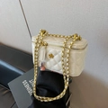 Sac boîte en cuir blanc matelassé avec logo camélia et bandoulière en chaîne tressée - Blanc
