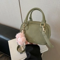 Sac à main vert olive en suédine avec breloque fleur rose et détails dorés chic - Vert (Avec Charme)