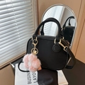 Sac Boston en nylon noir mat avec détails dorés et pendentif fleur en peluche rose - Noir (Avec Pendentif)