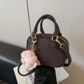 Mini sac polochon en cuir mat marron foncé avec logo doré et bijou de sac fleur - Café (Avec Pendentif)