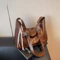 Bolso hobo marrón café oscuro en cuero sintético suave con borla trenzada - Marrón con Colgante