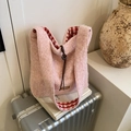 Bolso tote rosa suave y peludo con forro de cuadros rojos y blancos estilo casual - Rosa