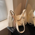 Bolso tote beige de cuero suave con colgante de tenis y correa ancha ajustable - Blanco Con Colgante