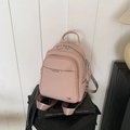 Stilvoller Rucksack aus Kunstleder in Nude-Rosa mit silbernen Metalldetails und Trägern - Rosa