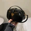Bolso tipo almohada de charol negro elegante con herrajes dorados y asa superior - Negro