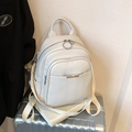 Schicker cremeweißer Mini-Rucksack aus genarbtem Leder mit goldenen Metalldetails - Weiß