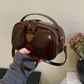 Bolso estilo almohada de charol marrón oscuro con logotipo de triángulo dorado y bandolera - Marrón