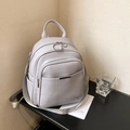 Minimalistischer hellgrauer Rucksack aus strukturiertem Leder mit Reißverschluss - Grau