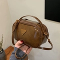 Bolso tipo almohada pequeño retro marrón oscuro en cuero brillante con emblema dorado - Marrón
