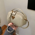 Bolso tipo almohada beige brillante con placa dorada y asa superior elegante - Blanco Roto