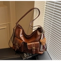 Dettaglio tote bag vintage marrone con cuciture a contrasto e due tasche con fibbia d'oro - Con Ciondolo / Marrone