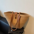 Bolso tote grande de paja color caqui con asas de cuero marrón y cierre de hebilla - Caqui