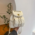 Weißer Mini-Rucksack aus gestepptem Leder mit goldenen Beschlägen und Kettenriemen - Cremeweiß