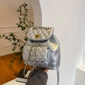 Silberner gesteppter Mini-Rucksack aus Metallic-Kunstleder mit goldenen Kettenriemen - Silber