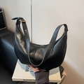 Minimalistische Hobo-Tasche aus mattem Leder in Schwarz mit goldenen Beschlägen - Schwarz
