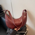 Vintage Halbmond-Unterarmtasche in tiefem Weinrot aus glänzendem Leder mit Gold-Details - Burgunderrot