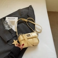 Sac bandoulière tressé jaune pâle avec pendentif étoile et chaîne sur blazer gris - Or