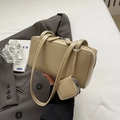 Khakifarbene Schultertasche aus Leder mit passendem Münztäschchen und Doppelreißverschluss - Aprikose