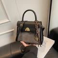 Retro tweekleurige crossbodytas zwart en grijs met een gouden honden sluiting - Met Hanger / Zwart