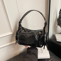 Petit sac carré en cuir verni noir avec poches zippées argentées et style chic - Noir