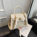 Beige contrast handtas met gouden berengesp en gevlochten hanger voor dames - Met Hanger / Broken Wit