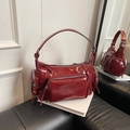 Sac à bandoulière bordeaux brillant à la mode avec plusieurs poches zippées et style - Bordeaux