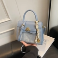Lichtblauwe handtas met marmerstructuur en een gouden metalen poedelgesp voor dames - Met Hanger / Blauw