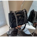 Detalle de bolso de cuero negro fruncido con lazo y correa de cadena plateada - Negro