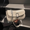 Borsa a tracolla beige lucida a sella con dettaglio catena argento e stile moderno - Grigio Beige