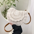 Boho υφαντή τσάντα χιαστί σε σχήμα κοχυλιού σε κρεμ χρώμα με καφέ δερμάτινο λουράκι - Σπασμένο Λευκό