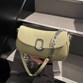 Borsa a sella verde avocado con fibbia argento e catena per uno stile moderno - Verde