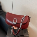 Borsa a sella rosso scuro in pelle con anello in metallo argento e tracolla a catena - Rosso