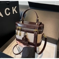 Detailansicht der zweifarbigen Box-Tasche mit goldenen Reißverschlüssen und PU-Leder - Cremeweiß mit Kaffee