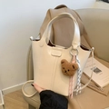 Bolso de mano tipo cubo color crema para mujer con un lindo colgante de oso de peluche - Con Colgante / Blanco
