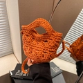 Borsa a secchiello in maglia arancione vivace fatta a mano con tracolla e texture - Arancione