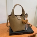 Bolso de hombro tipo cubo de cuero PU marrón con correa y adorno de osito de peluche - Con Colgante / Caqui