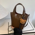 Elegante bolso de cubo en cuero marrón para mujer con un lindo colgante de oso - Con Colgante / Marrón