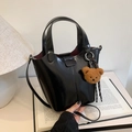 Elegante bolso de mano tipo cubo negro brillante para mujer con un lindo amuleto de osito - Con Colgante / Negro