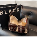 Dettaglio della borsa bicolore con doppie tasche a patta e portachiavi a forma di orso - Crema Caffè Con Pendaglio