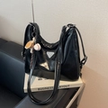 Borsa hobo in vernice nera lucida con ciondolo sportivo e dettagli in metallo - Nero con ciondolo