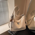 Elegante borsa a mezzaluna in pelle verniciata bianco crema con placca in metallo - Bianco Crema Con Ciondolo