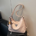 Borsa tote in pelle PU rosa con tracolla regolabile e ciondoli da baseball - Rosa con ciondolo