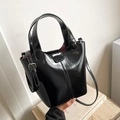 Bolso de mano tipo cubo negro brillante con forro rojo para la moda femenina moderna - Sin colgante / Negro