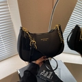 Elegante borsa hobo nera intrecciata con catena dorata e silhouette a mezzaluna - Nero