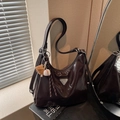 Borsa hobo marrone scuro in vernice con logo metallico triangolare e ciondolo baseball - Caffè con Ciondolo