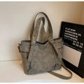 Dettaglio borsa tote vintage grigio scuro con texture in pelle invecchiata e cerniera - Cachi
